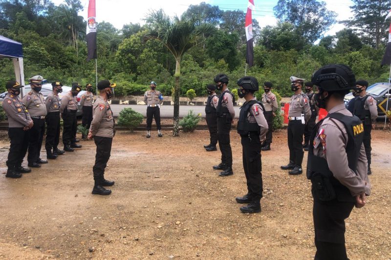 Foto : Kabag Ops Polres Lingga Pimpin Apel Dalam Kegiatan Pengamanan Di Kantor KPU Lingga