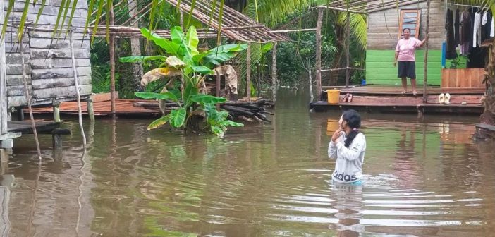 Banjir Rob Genangi Pemukiman Desa Sungai Besar di Lingga 
