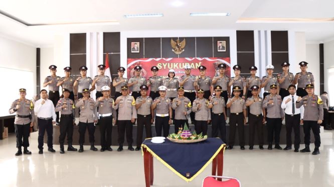 21 Polres Lingga Terima Kenaikan Pangkat