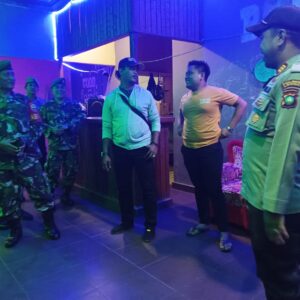 Ciptakan Situasi Kamtibmas Aman dan Kondusif Polsek Daik Lingga Laksanakan Patroli Gabungan TNI-POLRI