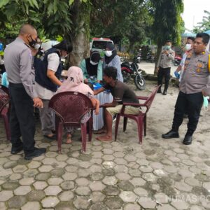 368766 Polresta Deli Serdang Berikan Layanan Kesehatan Kepada Etnis WNA Rohingya Di Kecamatan Pantai Labu