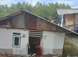 Rumah Panggung Diatas Laut Tanjungpinang Roboh Dikarenakan Kayu Penyangga Lapuk